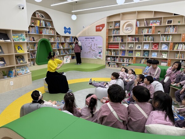 '들락날락 이마트-키즈라이브러리' 에 어린이도서연구회에서 목록 선정하였습니다.